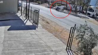 Kaldırıma çarpıp ters dönen otomobildeki baba oğul yaralandı