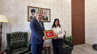 Yerde gördüğü Türk bayrağını alan kurye Gülten’e vali tebriği