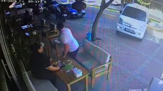 Kafede oturanlara hafif ticari araç çarptı; 1 yaralı