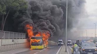 Bakırköy'de seyir halindeki İETT otobüsü alev alev yandı