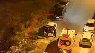 Gece yarısı kornası takılı kalan otomobil, mahalleyi ayağa kaldırdı