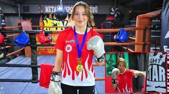 Lise arkadaşları sayesinde başladığı muay thai sporunda dünya şampiyonu oldu