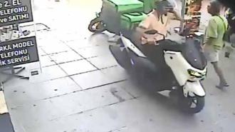 Bakırköy’de motokuryeye yumruklu saldırı kamerada; şikayetçi oldu
