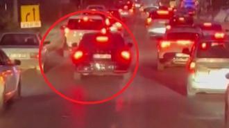 Otomobilin, ihbara giden itfaiye aracının önünde ilerlediği anlar kamerada