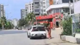 Kaldırımda yürüyen yaya, el freni çekilmeyen otomobilin altında kalmaktan son anda kurtuldu; o anlar kameraya yansıdı