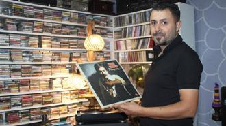 25 metrekare odada 15 bin plak, kaset ve CD’den oluşan koleksiyon oluşturdu