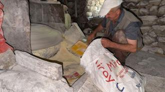 47 yıldır dede yadigarı su değirmenini işletiyor