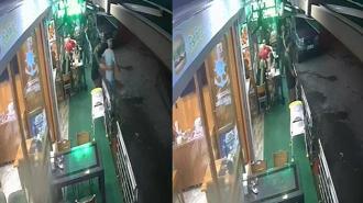 Nefes borusuna yiyecek kaçan müşterisini Heimlich manevrasıyla kurtardı