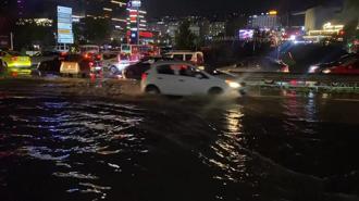 İstanbul’da sağanak etkili oluyor; yollar göle döndü