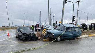 Kütahya'da iki otomobilin çarpıştığı kaza kamerada; 2 ölü, 8 yaralı