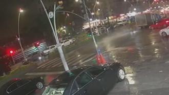 Esenler’de kayganlaşan yolda sürüklenen motosikletin kamyona çarptığı kaza kamerada