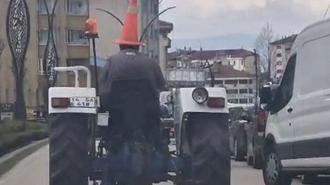 Kafasına taktığı dubayla traktörle trafikte ilerledi