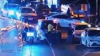 Polis, nefes almakta güçlük çeken sürücüyü, heimlich manevrasıyla kurtardı; o anlar kamerada
