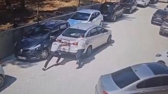 Park halindeyken geriye hareket eden otomobili güvenlik görevlileri durdurdu