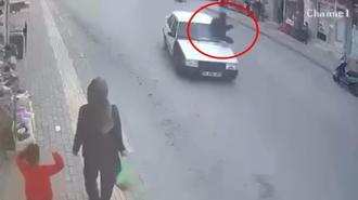 Otomobilin çarpacağını anlayınca sıçrayıp, yan aynaya tutundu; kaza kamerada