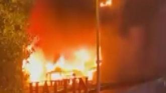 Esenyurt'ta yangın çıkan 2 katlı restoranda alevlere müdahale eden personel yaralandı
