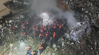 Maltepe'de enkaz altındaki 3 kişiyi arama çalışmaları havadan görüntülendi