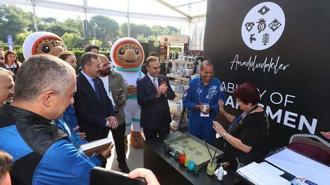 Bakan Kacır, Uluslararası Uzay Kongresi (IAC 2026) kapsamında ülkemizde bulunan astronotlarla birlikte Anadolu Pazarı’nı ziyaret etti