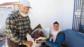 58 yıllık eşine her doğum gününde çiçek yerine üzüm hediye ediyor