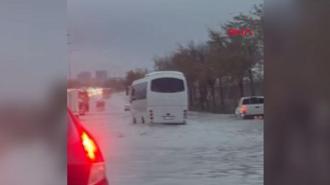 İstanbul'da sağanak etkili oluyor; yollar göle döndü