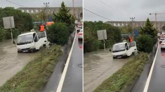 Eyüpsultan'da kamyonet yağış nedeniyle taşan rögara düştü