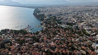 Modern yaşam ile tarihin iç içe geçtiği Kaleiçi havadan görüntülendi