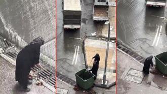 İstanbul'da taşkın oluşmaması için bastonu ile mazgaldaki yaprakları temizledi