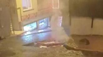 Beyoğlu'nda elektrik kabloları alev alev yandı