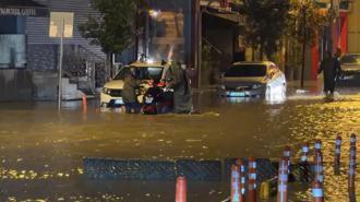 Kağıthane’de yasağa rağmen trafiğe çıkan motosikletliler suyla kaplanan yolda kaldı