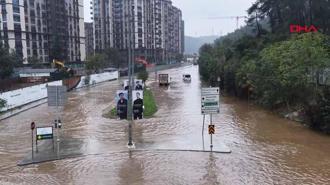 Kağıthane'de yollar göle döndü, araçlar sular altında kaldı