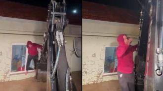 Yalova'da sağanak nedeniyle sel sularında mahsur kalan bekçi kepçeyle kurtarıldı