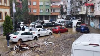 Ayazağa'da sel sularının araçları sürüklediği sokak havadan görüntüledi