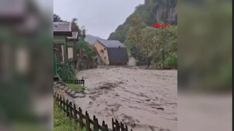 Sakarya'da sağanak; dere kenarındaki villa yıkıldı