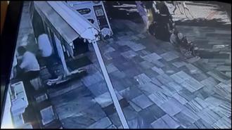 Fatih'te camiden içi para dolu çantayı çalan hırsızlar kamerada