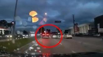 Bursa'da trafikte 2 sürücünün yol verme tartışması kamerada
