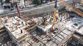 Haliç’in kıyısındaki inşaatın ortasında kalan ağaç havadan görüntülendi