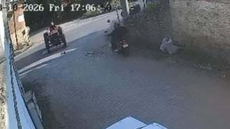Motosiklet, traktöre ardından durağa çarptı; sürücünün ağır yaralandığı kaza kamerada