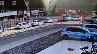 Otomobil ile minibüsün çarpıştığı kaza kamerada: 3 yaralı