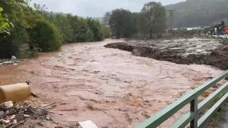 Şile'de sağanak etkili oluyor; yollar göle döndü