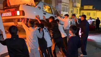 Kız istemeye gittikleri mahallede meşaleler yakıp, çekicideki otomobile patinaj yaptırdılar