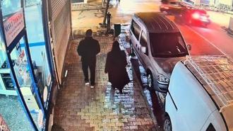 Otomobillerin vitrin camına çarpma anı güvenlik kamerasına yansıdı