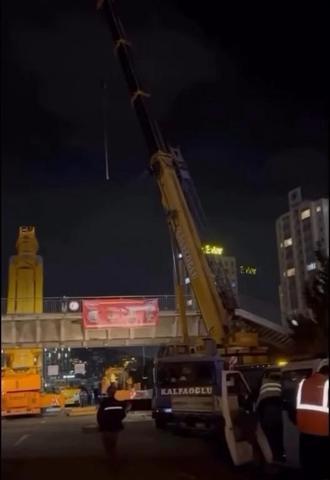 Avcılarda iş makinesi taşıyan TIRın çarptığı üst geçit kaldırıldı