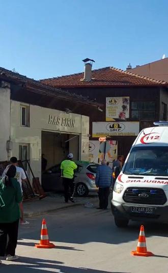 Edirne’de otomobil ekmek fırınına daldı: 4 yaralı