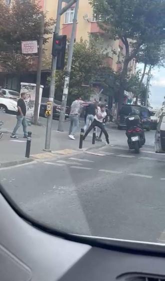 Gaziosmanpaşada trafikte yol verme kavgası; sopayla saldıranları biber gazıyla kovaladı