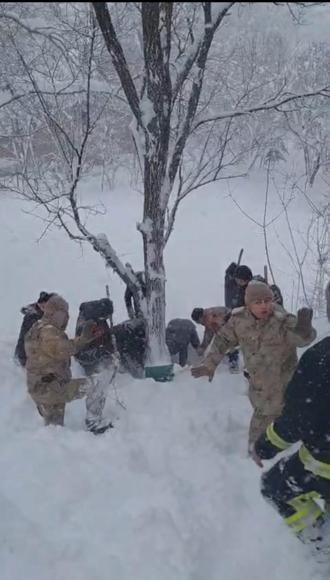 Çatak’ta çığ düşen evde yaralanan kadın öldü; 20 ev tahliye edildi