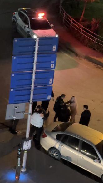 Şişli’de sokaktaki tartışma sonrası kendini yerden yere atan kadın direği yumrukladı