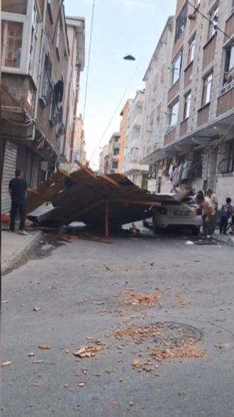 Esenlerde çocuklar fırtınada uçan çatının altında kalmaktan son anda kurtuldu: Felaket yaşandı