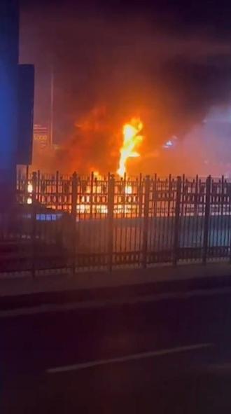 Şişli’de turistleri taşıyan tur otobüsü yandı; alevler 3 otomobile sıçradı