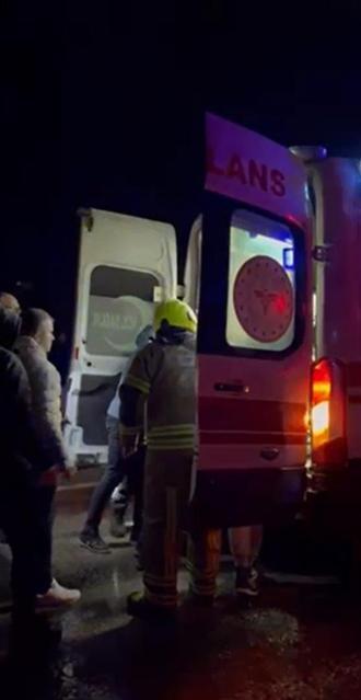 Gönende işçi servis midibüsü ile otomobil çarpıştı: 1 ölü, 8 yaralı