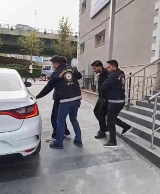 Taksimde kaza sonrası servis şoförünü alıkoyup 80 bin lirasını gasbettiler